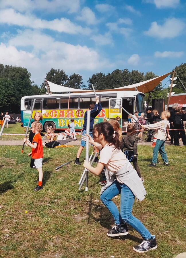 Kinderen met zwaarden op festival