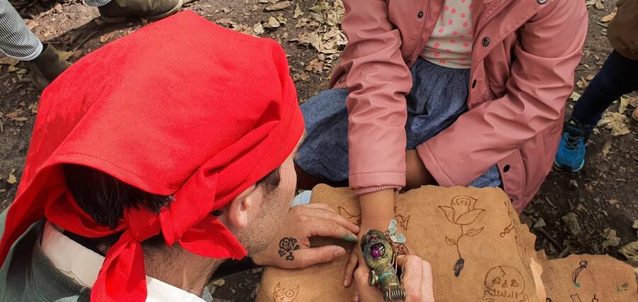 Piraat zet tattoo bij kind